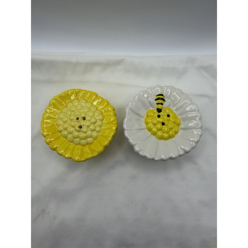 Tag Sunflower Yellow White Flower Bumble Bee Salt & Pepper Shakers